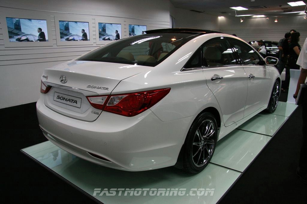 hyundai sonata reviews. Only the 2.4L model Hyundai Sonata comes with HID with auto-leveling.