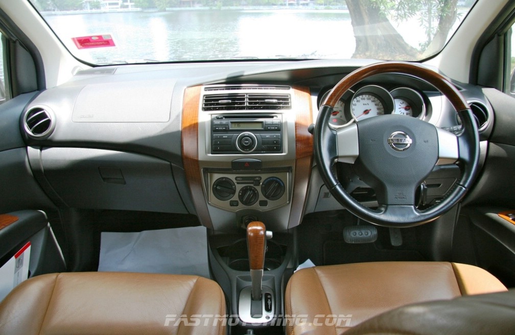 Nissan grand livina interior space #3