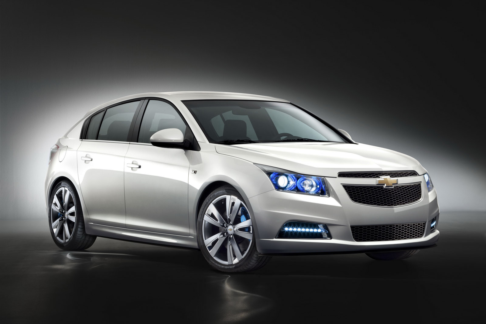 2011-chevrolet-cruze-hatch-1.jpg