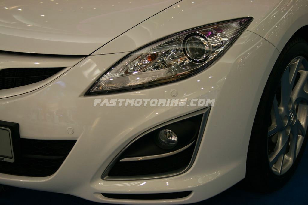 The new Mazda 6 2010 receives changes on Foglamp bezel design, Front Grill, 