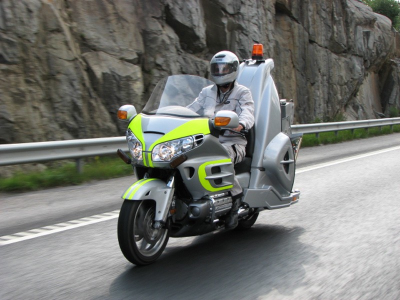 Honda goldwing pulling car #5