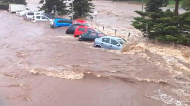 flashfloodcars Flash flood brush away many cars in Queensland