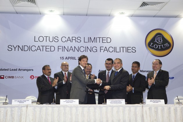 document exchange ceremony 630x419 Lotus Cars Limited Signs A Syndicated Financing Facility With Six Financial Institutions In Malaysia