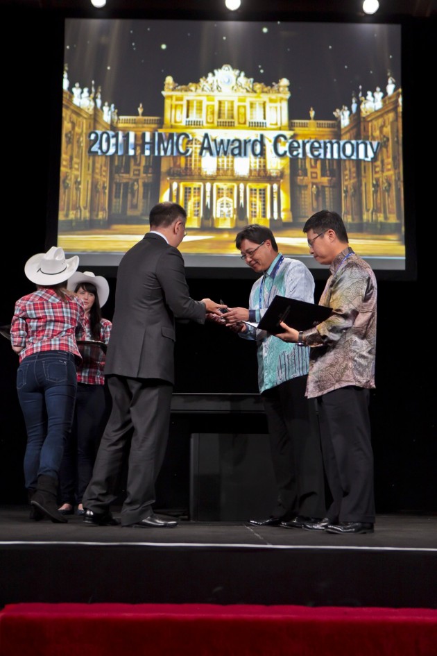 Distributor of the Year 2010 Award was presented to HSDM by Vice Chairman of HMC Mr. Eui Sun Chung. 630x945 Hyundai Sime Darby Motors Awarded To Be Distributor of The Year 2010