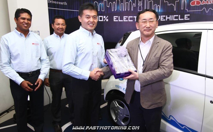 Mr. Oda presenting a token of appreciation to Mr. Iwata, i-MiEV's first user in Malaysia