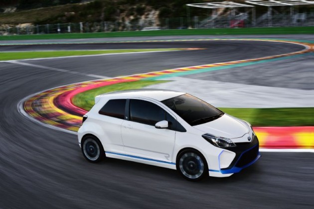 2013_Yaris_Hybrid-R_EXT_05.JPGlr