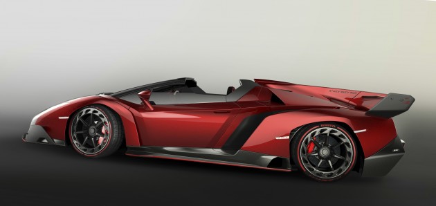 veneno_roadster_side