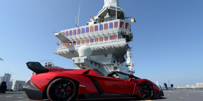 veneno_roadster_su_portaerei_cavour_2