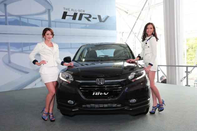04 Models posing with the All-New HR-V_resize