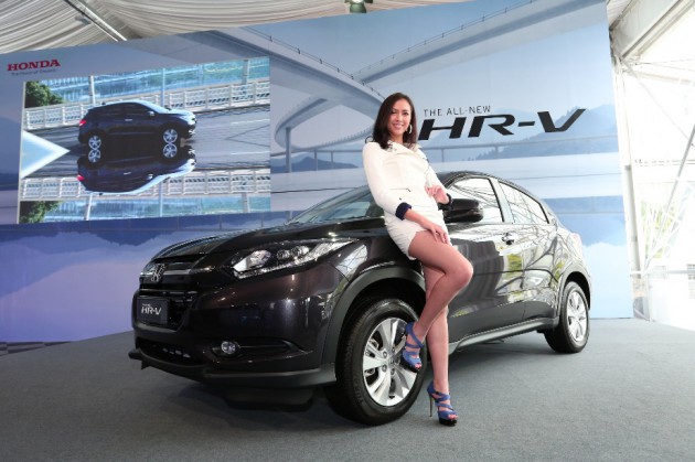 05 Model posing with the All-New HR-V_resize