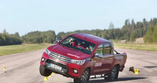 Toyota HiLux fails Swedish moose test