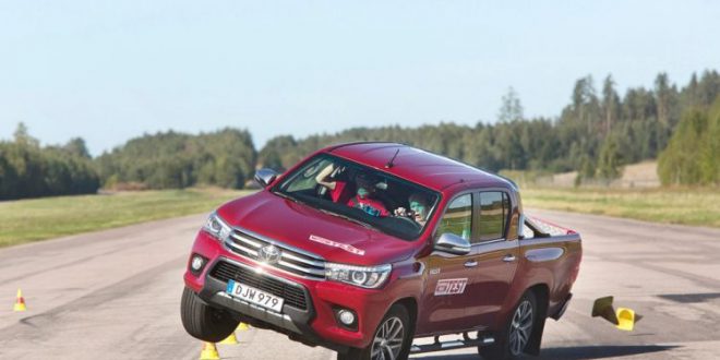 Toyota HiLux fails Swedish moose test